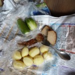 Frikadellchen, Kartoffeln, Gurken & Brot