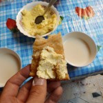 Pfannkuchen mit Yakbutter und Milchtee