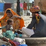 Straßenmusikant mit Familie in Udaipur