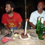Akshey und Jon - Dive instructors mit Kuchen und Kerze