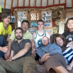 Gruppenfoto in der Jurte - v.l.n.r. Alex, ich, Sugaraa, Taylor, John, Otgu